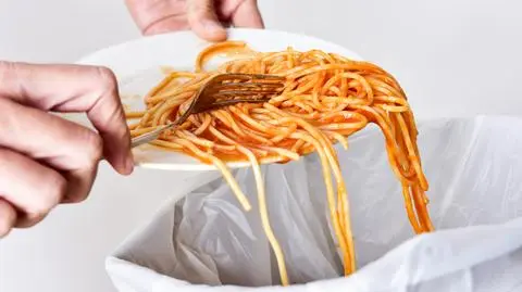 Greenpeace przekonuje, że wyrzucanie do kosza rocznie 9 mln ton jedzenia, oznacza zmarnowanie ponad 1,72 mld metrów sześciennych wody, które wykorzystano do jej produkcji.