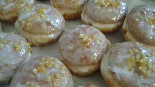 Pączki polane lukrem i posypane skórką pomarańczową