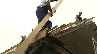 W kwietniu średnia płaca była wyższa o prawie 5 procent niż rok wcześniej. Jednak w stosunku do marca pensje spadły o ponad jeden procent. Dodatkowo zarobki w tym roku rosną znacznie wolniej niż w roku ubiegłbym, ale według ekonomistów w całym 2009 roku zanotujemy wzrost wynagrodzeń. Tymczasem dla części pracowników w Polsce problemem nie jest dziś wysokość zarobków, ale ich brak. Jak podała Państwowa Inspekcja Pracy w pierwszym kwartale tego roku przybyło osób, które nie dostają pensji na czas. 