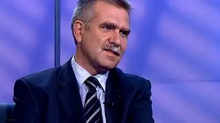 Już niedługo skończy się czas książeczek zdrowia i papierowych recept. Trwają prace nad wprowadzeniem elektronicznego systemu, który służyć będzie m.in. wypisywaniu recept dla pacjentów. Elektroniczne recepty będą numerowane, dzięki czemu aptekarz będzie miał wgląd w leki przepisywane konkretnemu pacjentowi. O harmonogramie realizacji internetowych ułatwień dla pacjentów Paweł Blajer rozmawiał z Leszkiem Sikorskim, dyrektorem Centrum Systemów Informacyjnych Ochrony Zdrowia.