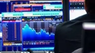 Wirus strachu opanowuje kolejne kraje strefy euro. Po Grecji, Hiszpanii, Portugalii teraz na finansowe barykady idą Francuzi. Rynek żyje bowiem plotkami, że Francja będzie kolejnym krajem, który straci swój najwyższy z możliwych ratingów. A to kosztuje miliony euro w postaci wyższych odsetek od spłacanych długów. Paryż zapowiada, że będzie twardo bronić swojej wiarygodności.