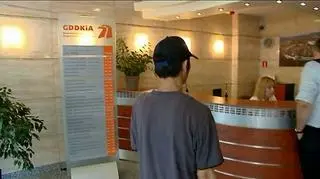 "Polskie drogi" odcinek ....A2, czyli serial o tym, jak wyboista jest droga do autostrad w Polsce. Chińskie konsorcjum COVEC ma tydzień na przedstawienie planu spłaty zobowiązań wobec podwykonawców budujących autostradę A2. To ustalenia ze spotkania z udziałem premiera i ministra infrastruktury. Co jeśli tego nie zrobi? No i skąd w ogóle wzięły się problemy z finansowaniem budowy odcinka drogi Stryków-Konotopa. Materiał Łukasza Kijka.