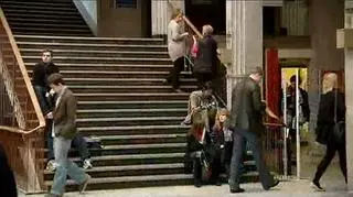 Koniec darmowego studiowania na wielu kierunkach. Podpisana we wtorek nowelizacja przepisów o szkolnictwie wyższym nakłada na studentów obowiązek odpłatności za dodatkowe kierunki studiów. Są też też ograniczenia dla wykładowców: praca na innej niż macierzysta uczelnia będzie możliwa wyłącznie za zgodą rektora, i to maksymalnie na jednej dodatkowej uczelni.