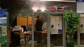 Czy raty naszych kredytów wzrosną i jak wpłynie na wysokość rat pożyczek wzrost stóp procentowych? O znaczeniu decyzji Rady Polityki Pieniężnej w stosunku do naszych zobowiązań finansowych i czy lepiej wziąć kredyt w złotówkach, czy frankach szwajcarskich - reporter TVN CNBC Biznes Cezary Królak.