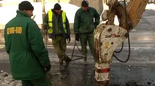 Brak ciepłej wody i energii elektrycznej w domu - może uprawniać do odszkodowania. Mają do niej prawo zarówno przedsiębiorcy, jak i osoby prywatne w sytuacji, kiedy z powodu śniegu i mrozu firma energetyczna nie dostarczała prądu. Aby jednak pieniądze odzyskać musi zostać spełnionych kilka warunków. O szczegółach Patrycjusz Wyżga.