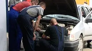 Serwisowanie naszego samochodu – tego na gwarancji właśnie – nie musi odbywać się w autoryzowanym serwisie samochodowym. Można skorzystać z pomocy każdego mechanika samochodowego i nie utracić gwarancji. Reguluje to europejska dyrektywa GVO, ale producenci starają się o tym zbyt głośno nie mówić. Dlaczego?