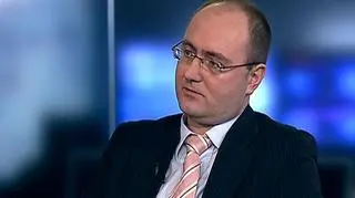 Strefa euro pod presją greckich problemów. Kłopoty Grecji osłabią euro wobec dolara - prognozuje Michał Dybuła z BNP Paribas - pod koniec roku kurs euro do dolara może być w okolicy 1,27-1,25. O unijnej pomocy dla Grecji i jej konsekwencjach dla strefy euro z Michałem Dybułą w "Dniu na rynkach" rozmawiał Robert Stanilewicz.