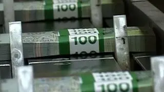 Budżet może nie dostać żadnych pieniędzy z NBP w ramach wypłaty zysku, na które liczy Ministerstwo Finansów. Zarząd banku policzył wcześniej, że może to być ok. 4 miliardów złotych. Według wyliczeń Rady Polityki Pieniężnej 8 miliardów. Teraz jednak w sytuacji przedłużającej się dyskusji na linii rada - zarząd może się okazać, że sprawozdanie finansowe nie zostanie zatwierdzone na czas.