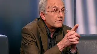 UEFA ogłosiła miasta, w których rozegrane zostaną mecze Euro 2012. Polskę będą reprezentować Gdańsk, Poznań, Wrocław i Warszawa. Czy polacy będą w stanie ukończyć wszystkie inwestycje przed turniejem? Według naszego gościa, profesora Janusza Czapińskiego, właśnie tak się stanie, gdyż terminu mistrzostw nie da się juz przesunąć. O tym, co zyskamy jako społeczeństwo z profesorem rozmawiał w programie "Fakty Ludzie Pieniądze" Rafał Wojda.