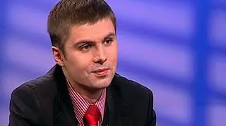 O ile może jeszcze pójść w górę cena kruszcu? Czy niska cena baryłki zapweni zarobek w czasach, gdy Gazprom liczy się z jej spadkiem do 25 dolarów za baryłkę? Zastanawiając się nad tym, w co zainwestować w trudnych czasach kryzysu wielu analityków przypomina, że inwestując w lokaty na produkty inwestycyjne nic nie ryzykujemy, gdyż dostajemy gwarancję kapitału. O tym, jak inwestować w surowce i jakie produkty oferują możliwość takich inwestycji, rozmawialiśmy w porannym programie z Maciejem Kossowskim z Wealth Solutions.