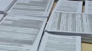 Z Urzędem Skarbowym nie ma żartów. A gdzie żarty się kończą zaczynają się problemy. Fiskus, bardzo skutecznie może nas zdyscyplinować do zapłaty tego co mu się należy. Do 30 kwietnia mamy czas na zapłatę podatku. Jeśli tego nie zrobimy fiskus naliczy nam się odsetki od zaległości podatkowej. A te wynoszą obecnie czternaście i pół procent rocznie. Oprócz tego, gdybyśmy w ogóle nie dostarczyli na czas zeznania, fiskus dołożyłby nam karę. Jednak w sytuacji gdy rzeczywiście brakuje nam pieniędzy na zapłacenie podatków, pierwszej pomocy możemy poszukać właśnie w Urzędzie Skarbowym.