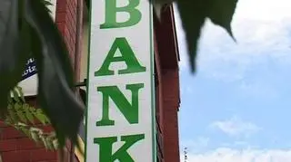 Co raz wyżej oprocentowane lokaty, strategie depozytowe i pieniądze w prezencie - czyli bankowa - jesienna walka o klienta rozpoczęta. Jak jednak wybrać ofertę, która naprawdę jest dla nas korzystna i na co zwracać uwagę zanim zdecydujemy się podpisać umowę z bankiem?