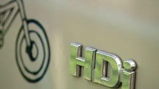 Kiedyś były droższe ale można je było taniej zatankować - teraz samochody z napędem diesla znacznie staniały tyle że ich tankowanie jest zdecydowanie droższe. A wiec przed polakami trudna alternatywa - co wybrać - diesla czy benzyniaka, szczególnie, że ceny tych samochodów są u niektórych dealerów już równe - argumenty za i przeciw zebrał Marek Klapa.