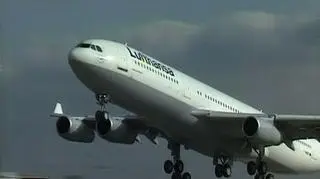 Niemcy będą mieli podatek dla latających. Rząd Angeli Merkel chce nałożyć daninę w wysokości od 8 do 45 euro na bilety lotnicze w zależności od dystansu, na jakim wykonywane jest połączenie. Rząd w Berlinie chce dzięki temu ściągnąć do budżetu nawet miliard euro. To kolejny pomysł na łatanie dziury budżetowej za naszą zachodnią granicą. Niemiecki przewoźnik Lufthansa już zapowiedział, że za podwyżkę podatku zapłacą podróżni. I to nie tylko niemieccy...