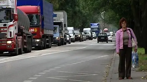 Rząd chce zwęzić i spowolnić drogi ekspresowe po to, aby zniechęcić kierowców tirów do jeżdżenia tymi drogami. I to mimo faktu że same tiry na te drogi skierował likwidując winiety.. 