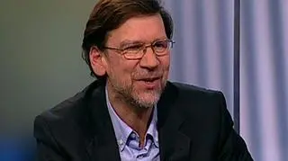 Ograniczenie wynagrodzeń albo zwalnianie pracowników to najczęściej stosowane narzędzia w przedsiębiorstwie, zmuszonym ciąć koszty. Skuteczność strategii dla firm objętych tzw. „procesem optymalizacji” jest jedną z dziedzin, którą zajmują się trenerzy biznesu. O sposobach na radzenie sobie z impasem, sytuacją kryzysową w firmie oraz na rozstawanie się z załogą, z Jackiem Santorskim, psychologiem biznesu, rozmawiamy w programie „Temat z Bliska” w „Fakty, Ludzie, Pieniądze”.