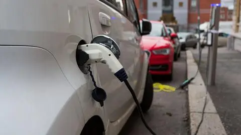 Milion aut elektrycznych w Polsce. Wyzwania dla ambitnego celu rządu