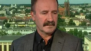 Po 150 latach produkcji Zakłady Naprawcze Taboru Kolejowego w Łapach upadły. We wtorek Sąd Rejonowy w Białymstoku ogłosił upadłość likwidacyjną spółki. Wierzyciele mogą zgłaszać swoje roszczenia przez 3 miesiące. Z Jackiem Łupińskim, prezesem ZNTK Łapy, rozmawialiśmy o najbliższej przyszłości spółki. Gość programu liczy na to, że w ciągu maksymalnie dwóch tygodni okaże się, czy w zakładach zostanie przywrócona produkcja. To jednak zależy od zainteresowania inwestorów, krajowych bądź zagranicznych.