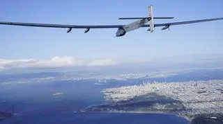  Solar Impulse 2, zbudowany z włókien węglowych, waży 2,3 tony. 