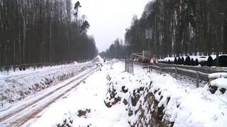 Taniej i szybciej. Tak mogą powstawać samorządowe inwestycje - ulice, wiadukty czy mosty. Mogą, bo firmy budowlane obniżają swoje stawki - czasami nawet o połowę. Wszystko z powodu kryzysu, który branże budowlaną dotyka szczególnie mocno. I właśnie dzięki temu samorządy na razie zyskują. Na razie, bo każdy kij ma dwa końce. Jak może wyglądać także ten gorszy?