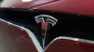 Model X Tesli dachował w Pennsylvanii. Kierowca twierdzi, że auto jechało w trybie autopilota, kiedy uderzyło w barierę, po czym odbite zderzyło się z betonową bandą i dachowało. 