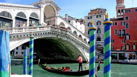 Kawa parzona przy moście Rialto w Wenecji. Kara grzywny dla turystów