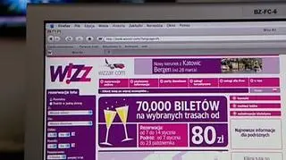 Tanie linie coraz mniej tanie. Wizz Air wprowadza opłaty za odprawę. 5 euro przy odprawie przez Internet, dwa razy więcej za odprawę na lotnisku. Podobne koszty muszą ponosić pasażerowie podróżujący irlandzkim Ryanairem. Przewoźnicy chcą, aby większość odpraw odbywała się właśnie drogą elektroniczną co ma skrócić czas oczekiwania na samolot do minimum. Czy mimo płatnej odprawy pasażerowie zaoszczędzą? 
