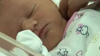 Im mniej nas, tym większy będziemy mieli kłopot w przyszłości. Dzisiejszy problem demograficzny może odbić się negatywnie na gospodarce w najbliższych dekadach. Przyrost naturalny jest słaby, a w kolejnych latach będzie jeszcze gorzej. W opinii demografów zachwiane mogą zostać proporcje wieku w społeczeństwie. Dodatkowym problemem w opinii ekspertów jest właściwie brak polityki rodzinnej, a dotychczasowe rządowe działania są niewystarczające. 