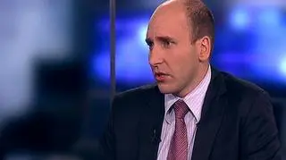 Zwiększona czujność fiskusa może załatać dziurę budżetową - tak uważają przedstawiciele firmy doradczej Deloitte. Według projektu nowelizacji budżetowej na ten rok wpływy z CIT wyniosą około 24 miliardy złotych - to o ponad 1/4 mniej niż w ubiegłym roku. Zdaniem ekspertów najprostszą metodą na zmniejszenie deficytu budżetowego jest zaostrzenie kontroli podatkowych. W magazynie "90 minut" z dyrektorem w dziale doradztwa podatkowego Deloitte, Tomaszem Konikiem, rozmawiał Marek Tejchman.