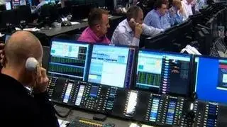 Mniejsze potrzeby pożyczkowe Polski w 2010 roku - na razie o 7 miliardów złotych, ale mogą być zdecydowanie mniejsze - jeżeli Polska pozostanie wiarygodna dla światowych inwestorów, a złoty faktycznie, zgodnie z większością prognoz będzie zyskiwał na wartości. A w momencie, gdy niemal wszystkie kraje potrzebują finansować coraz wyższe deficyty walka o chętnych na obligacje może być wyjątkowo zacięta. Czy Polska ma szanse w starciu o inwestorów z np. Stanami Zjednoczonymi czy Niemcami i jaka jest cena długu?