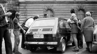 Pierwsze Polskie Fiaty 126p wzbudzały niebywałe zainteresowanie przechodniów (1973 r.)