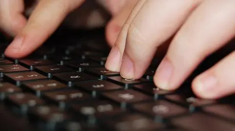 Przestępcy grożą, że jeśli adresat maila nie dokona wpłaty, to do niego zostanie wysłanych sto  paczek kurierskich z losowych sklepów.