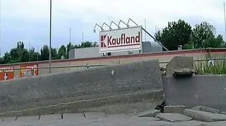 W Rudzie Śląskiej zamknięto jeden ze sklepów sieci Kaufland. Powód? Na budynku pojawiły się pęknięcia. Istniało ryzyko, że budynek się zawali. (TVN24)