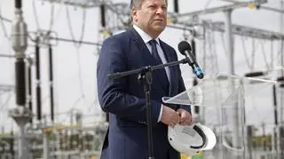 Wicepremier Janusz Piechociński przy stacji elektroenergetycznej w Łomży