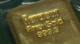 15 000 złotych zysku od poniedziałku do piątku? O takiej premii może mówić właściciel... kilograma złota. Inwestując pod koniec kwietnia około 115000 złotych - w kilka dni zarobił ponad 13 procent. Co ciekawe o takim zysku mogą mówić inwestorzy, którzy za złoto zapłacili w polskich złotych. Materiał Marka Klapy.