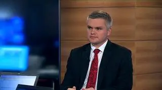 Zgodnie z oczekiwaniami Rada Polityki Pieniężnej pozostawiła stopy procentowe bez zmian. W czasie następnego posiedzenia RPP podwyżki prawdopodobnie też nie będzie. Członkowie Rady przewidują że inflacja będzie spadać i nie ma zamiaru pochopnie reagować. Wyższy poziom inflacji może być spowodowany przez wysokie ceny surowców. Decyzje RPP komentują Marcin Mrówiec, główny ekonomista PKO BP i Roland Paszkiewicz, szef działu analiz CDM PKO BP.