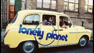 Jak w ciągu 35-ciu lat można z niczego stworzyć międzynarodową sieć wartą ponad 200 milionów dolarów? Trzeba nazywać się Tony Wheeler i uwielbiać to, co się robi. Ten założyciel wydawnictwa Lonely Planet - kultowego wśród milionów podróżników na całym świecie - wydał właśnie książkę, w której opisuje historię swojego sukcesu.