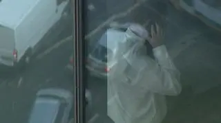 Rozmowy podsłuchiwane - przynajmniej te, które dotyczą sprzedaży spółek z udziałem Skarbu Państwa. Czy podsłuchuje się wszystko i wszystkich? Tego nie wiadomo, ale właśnie dlatego można zakładać, że szeroko zakrojony plan prywatyzacyjny będzie szeroko inwigilowany. Praktyka obnażona w ostatnich dniach w związku z poszukiwaniem inwestora dla stoczni polskiemu biznesowi się nie podoba. Zdaniem jego przedstawicieli zniechęca to potencjalnych inwestorów do wzięcia udziału w prywatyzacji. A może to, co dziś budzi tak wielkie emocje i sprzeciw powinno stać się normą?