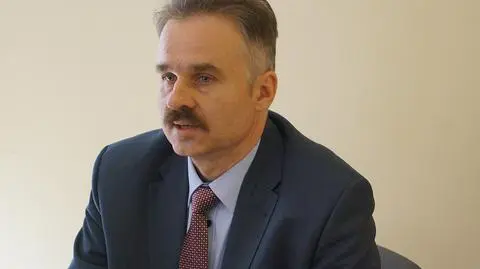 Waldemar Paruch jest profesorem nauk społecznych, specjalizującym się w historii współczesnej i w sprawach stosunków międzynarodowych