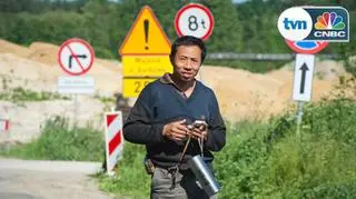 08.06 | Prace na "chińskich" odcinkach budowanej autostrady A2 zamarły. Reporter TVN CNBC idzie śladem zagadkowej wypowiedzi premiera i bada, czy czasem autostrady Made in China nie będzie przez zmowę polskich konkurentów. Pojawiają się wręcz oskarżenia, że polskie firmy szantażowały podwykonawców. (TVN CNBC)