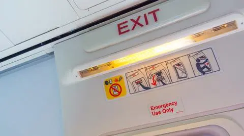 USA. Stewardesa rozbiła butelkę wina na głowie nieposłusznego pasażera