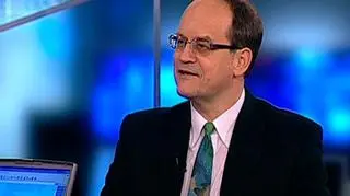 Rada Polityki Pieniężnej obniżyła główną stopę procentową o 25 punktów bazowych, do poziomu 4 procent. Po czwartej z rzędu obniżce, główna stopa procentowa znalazła się na najniższym poziomie w historii. O dzisiejszym posiedzeniu Rady Polityki Pieniężnej a także o tym jak ostatnie wahania kursu złotego wpłynęły na decyzje Rady, pytaliśmy naszego gościa - profesora Andrzeja Sławińskiego, członka Rady Polityki Pieniężnej.