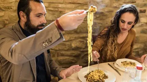 Savoir-vivre dla burmistrzów: makaron jeść widelcem