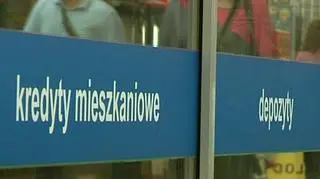 Monitoring klienta, czyli nowa broń banków. Otrzymanie kredytu to koniec tylko jednego etapu sprawdzania zdolności kredytowej Polaków. Banki chcą wiedzieć, jak klient radzi sobie z innymi finansowymi zobowiązaniami na co dzień oraz na jakim poziomie są jego aktualne zarobki. Rachunki za telefon i energię elektryczną, a także opłaty za czynsz czy nawet termin zapłaty mandatu - chcą wziąć pod lupę. Warto, a nawet trzeba wszystko płacić w terminie, jeśli nie chcemy mieć kłopotów z bankiem, za którego pieniądze kupiliśmy na przykład mieszkanie.
