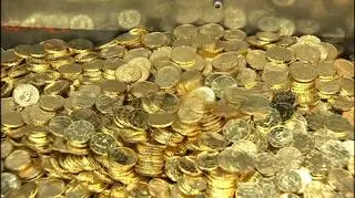 Nawet 14 miliardów Euro może zostać wymienione na rynku do końca roku. Minister Finansów zapowiedział dziś konsekwentną sprzedaż waluty. Tymczasem zdaniem ekonomistów umocnienie złotego może w dzisiejszych warunkach okazać się o wiele bardziej skutecznym narzędziem w hamowaniu wzrostu cen niż stopy procentowe. Materiał Dominika Cierpioła.