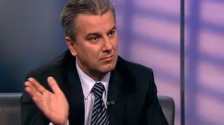 Jeszcze przed wakacjami rząd ma przyjąć nową ustawę gwarantującą pozyskanie środków na budowę dróg spoza budżetu. Minister infrastruktury Cezary Grabarczyk przyznał w TVN CNBC Biznes, że uda się uzyskać w ten sposób co najmniej 11 miliardów złotych. Resort rozpoczyna nową serię przetargów na blisko 800 km dróg i autostrad. O szczegóły w programie "Pieniądze od Rana" pytał Robert Stankiewicz.