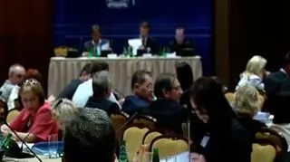 Dywidendy z PZU nie będzie. Podczas dzisiejszego Walnego Zgromadzenia Akcjonariuszy podjęto decyzję o zatrzymaniu całego ubiegłorocznego zysku w spółce. Ministerstwo Skarbu Państwa przedłużyło tymczasem do września negocjacje z Eureko. Spór pomiędzy holenderskim udziałowcem polskiego ubezpieczyciela a skarbem państwa trwa od lat. Dzisiaj wygląda na to, że porozumienie jest blisko. Pytanie tylko na jakich warunkach i ile może to kosztować. 