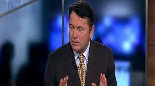 Deficyt budżetowy może w tym roku wynieść nawet 60 miliardów złotych - prognozuje przedsiębiorca Zbigniew Jakubas. Znany inwestor giełdowy powiedział w TVN CNBC Biznes, że deficyt będzie się zwiększał, głównie z powodu mniejszych przychodów, a większych wydatków budżetu po pierwszym kwartale. W dzień w którym prezydent, premier oraz minister finansów mówili w Sejmie o gospodarce, Zbigniew Jakubas był gościem Roberta Stanilewicza w programie "Rynki dnia".