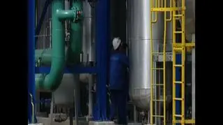 Kontrakt jest - będzie i gaz. Podpisana umowa na dostawę ponad miliarda metrów sześciennych gazu od Gazpromu pozwoli na nie wprowadzanie ograniczeń dostaw dla przemysłu. Jednak radość to krótkotrwała ponieważ do bieżących potrzeb związanych z użyciem surowca w Polsce dochodzą jeszcze puste magazyny. Tymczasem gazowy spór o finanse między Rosją, a Ukrainą nie gaśnie. Agencja Reutera cytuje premiera Władimira Putina, który miał powiedzieć, że strona rosyjska może ponownie wstrzymać dostawy do Europy jeśli Ukraina nie ureguluje rachunków


