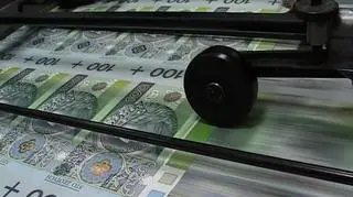 60 miliardów złotych - tyle wynoszą niespłacone długi Polaków. Według innych badań, które dotyczą tylko długów konsumentów - zagrożone należności do 7 miliardów złotych. Niezależnie jednak od metody badań i ich wyników - te długi są olbrzymie a powodów ku nim mnóstwo - niespłacone rachunki, kredyty, mandaty czy podatki by wymienić tylko kilka. I możliwości poradzania sobie z tymi kłopotami też jest wiele, choć nie wszyscy o nich wiemy. Bo z każdym komu jesteśmy winni pieniądze możemy negocjować, aby zapłacić tańszym kosztem.